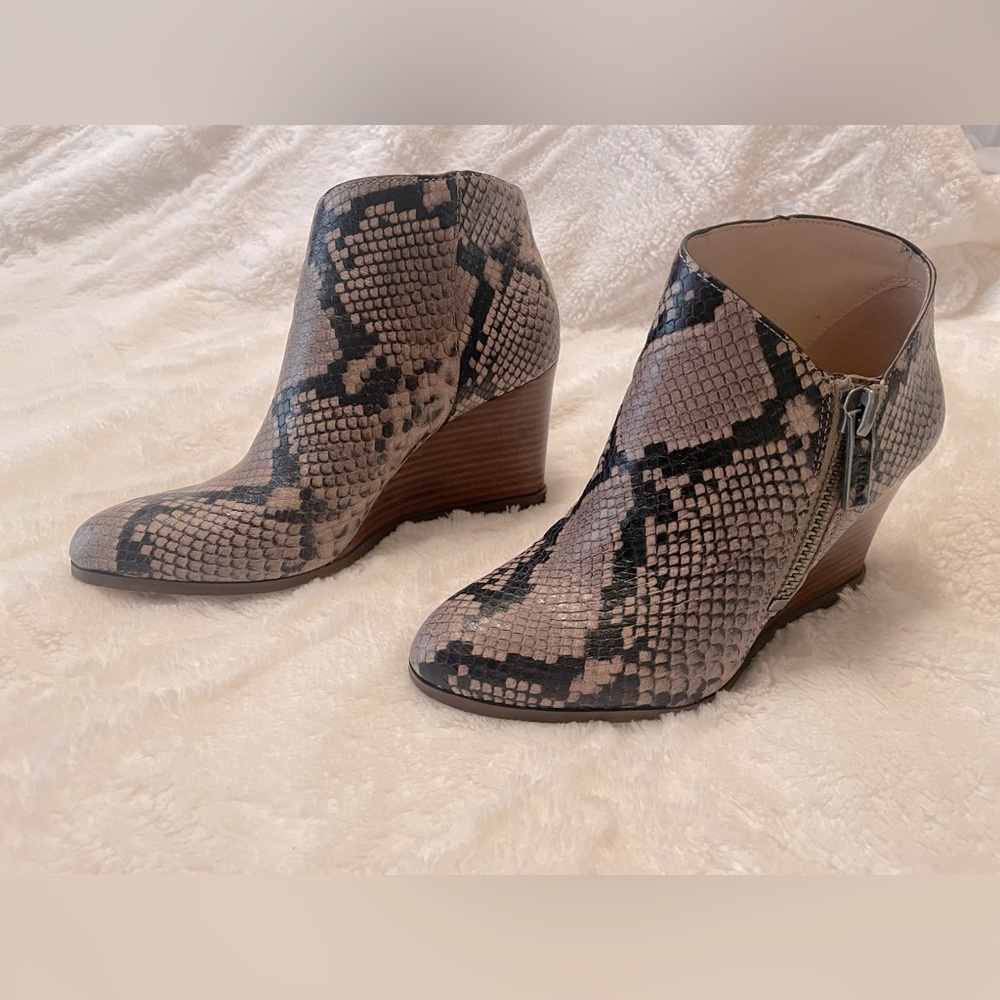 🤍1.State snakeskin booties🤍